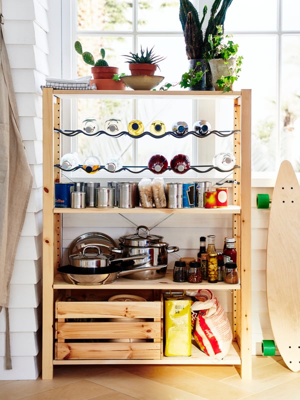 Rangement de garage en bois avec porte-bouteille 
