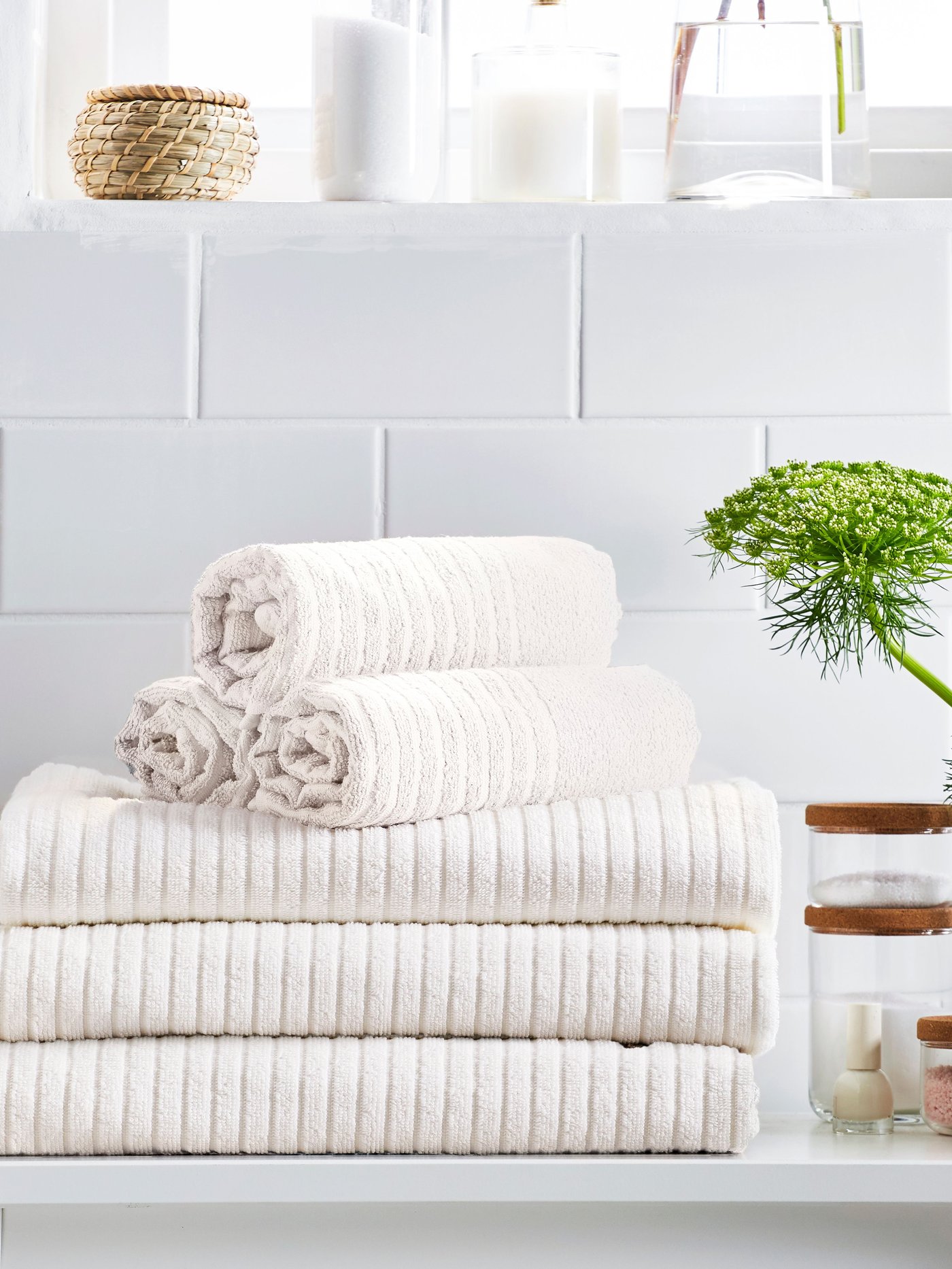 白いタオルがバスルームに置いてある