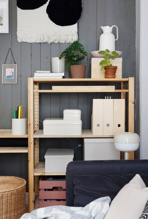 En IVAR hylle med både kasser og tidsskriftsamlere i.