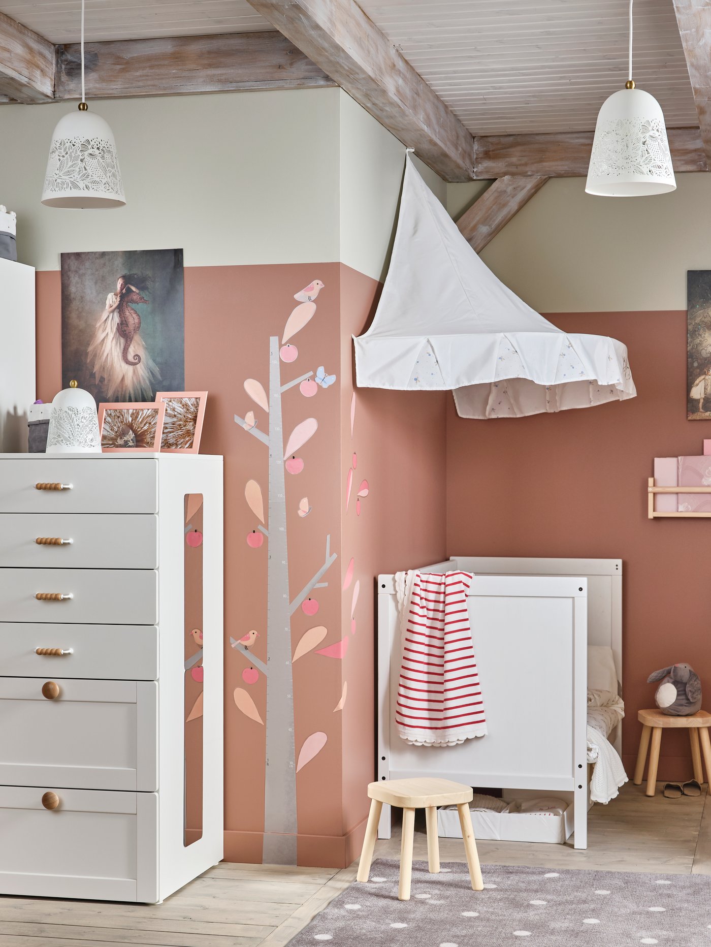 A light pink FISKBO frame in the bedroom