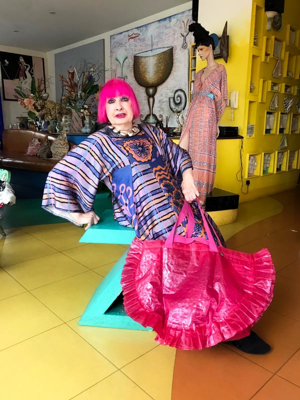 Zhanda Rhodes bemutatja a KARISMATISK kollekció egy darabját.