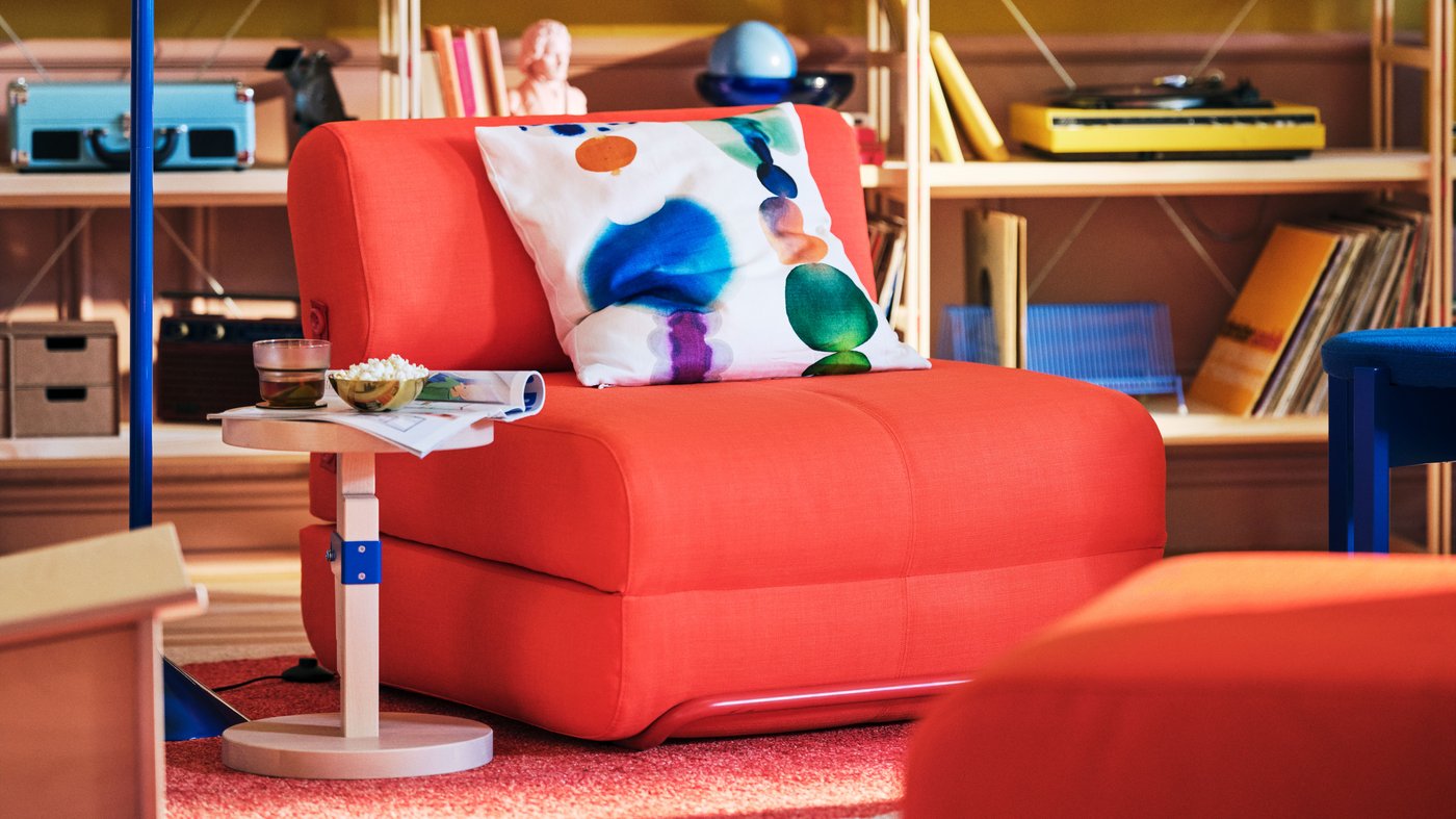 En Skiftebo lys orange IKEA PS 2026 sovestol i stuen