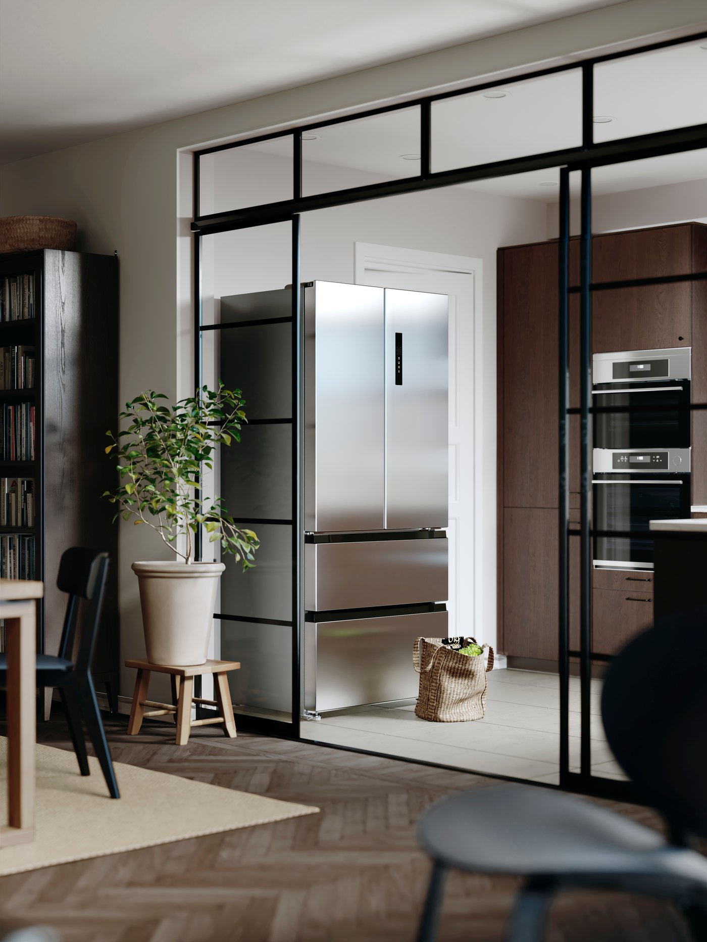 Ett kök med öppen planlösning där man skymtar en stor kyl och frys.