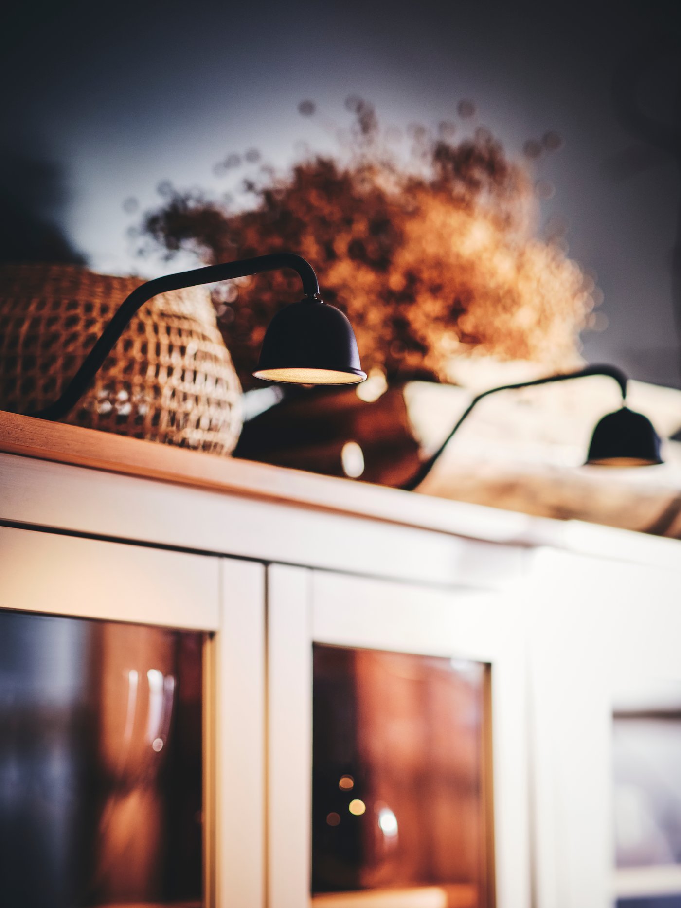 En svart/dimbar TVÄRDRAG skåpbelysning på ett vitrinskåp.