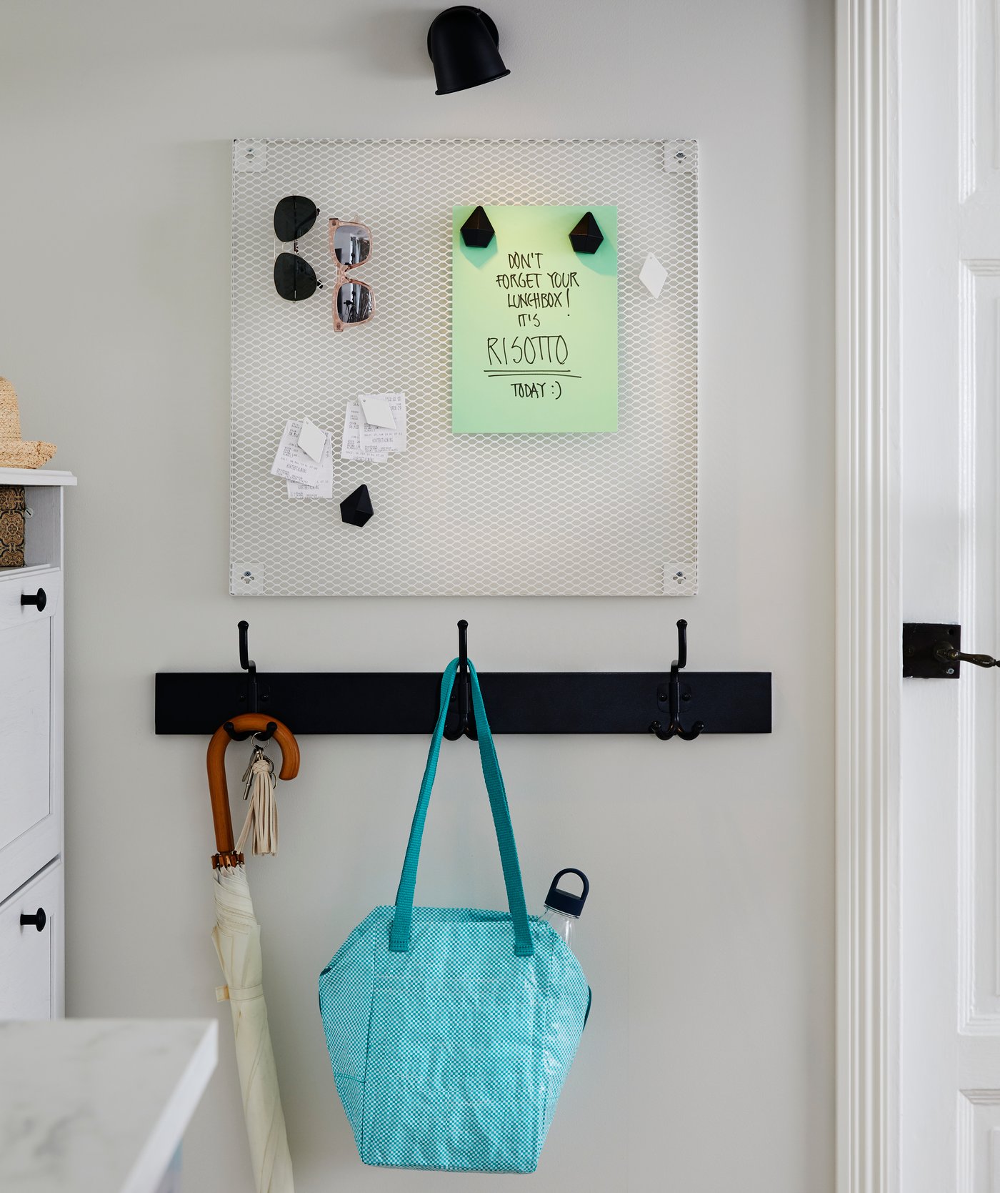 Ein weisses SÖDERGARN Memoboard mit Magneten in der Küche