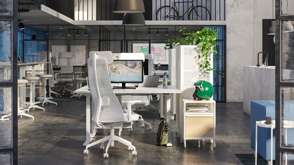 Nowoczesne biuro umeblowane produktami IKEA.