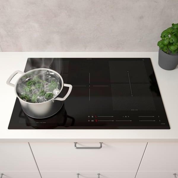 Une plaque de cuisson à induction IKEA 700 BLIXTSNABB noire