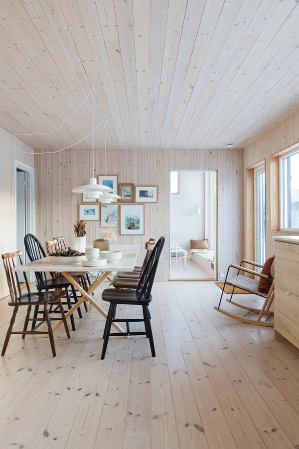 Et spisebord med ulike pinnestoler rundt.