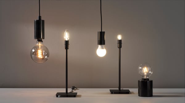 Fem ljuskällor på rad mot en grå/beige bakgrund.