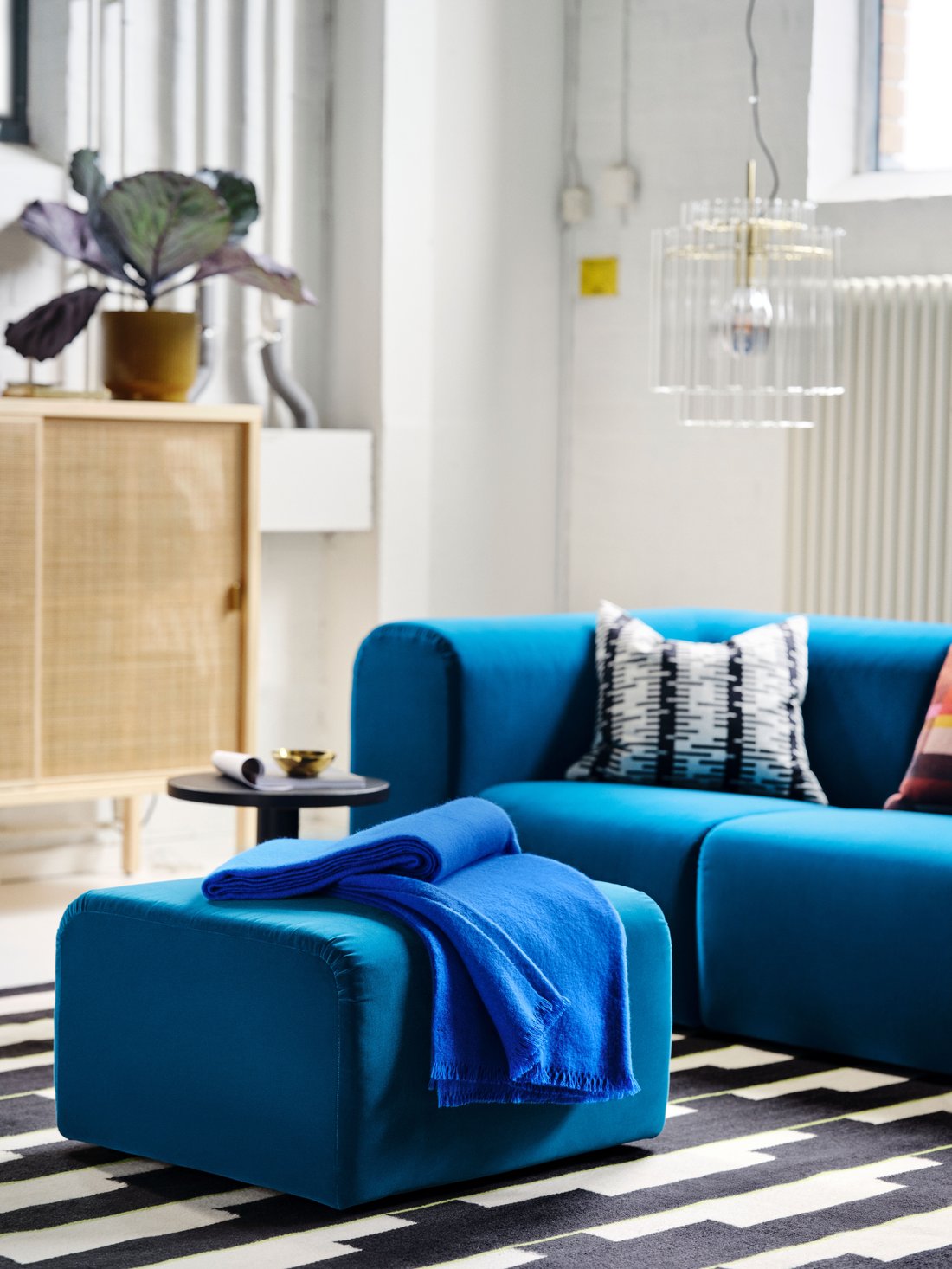 A Scandi living room featuring a bold mix of colours - IKEA