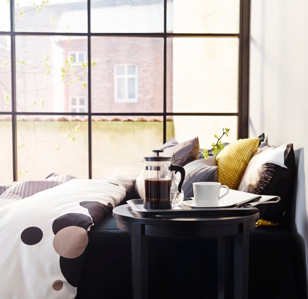 An yellow GULLKLOCKA cushion cover in the bedroom