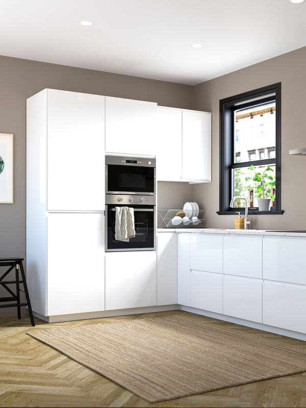 A high-gloss white VOXTORP door in the kitchen