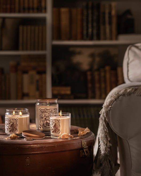 A smoky vanilla/light beige GLANSLIND scented candle/glass w lid/2 wicks
