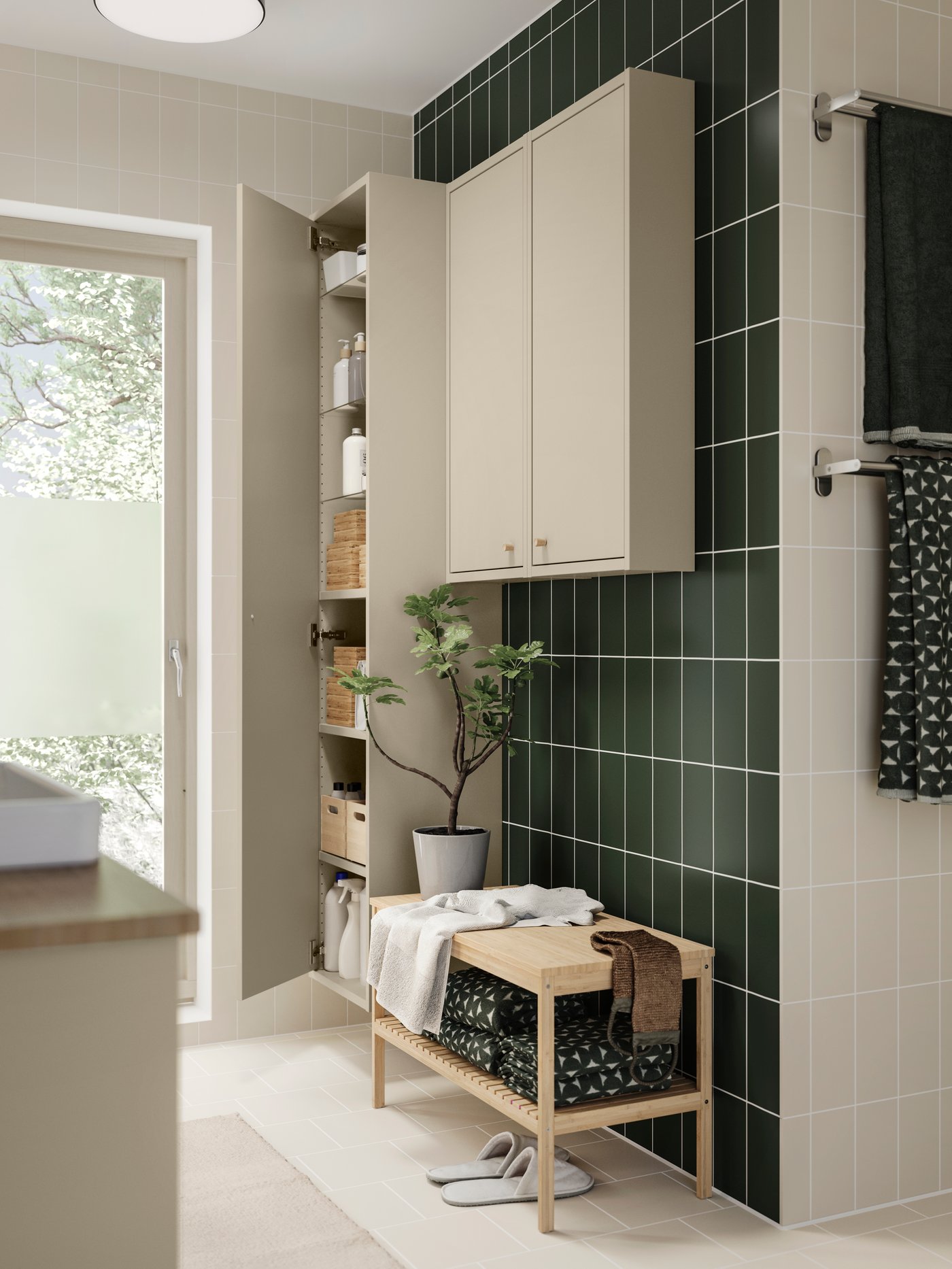 Une serviette de bain HIMLEÅN gris foncé/mélangé dans la salle de bain