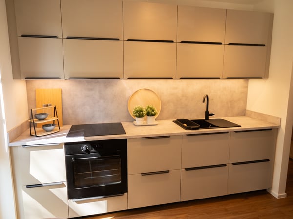 Eine moderne IKEA Küche mit HAVSTORP Fronten.
