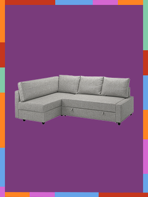 Canapé gris détouré sur fond violet avec bordure de couleurs rouge, bleu, orange, rose et vert.