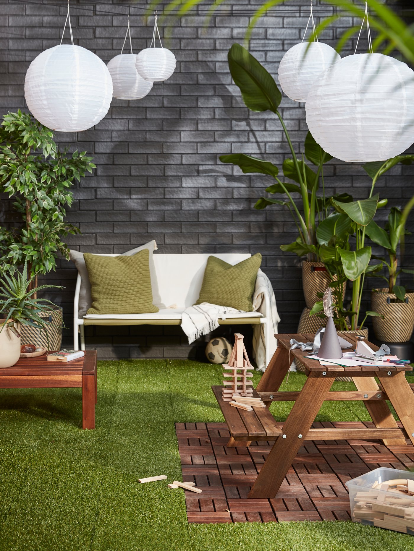 A beige-green SÖTHOLMEN cushion cover, in/outdoor outside