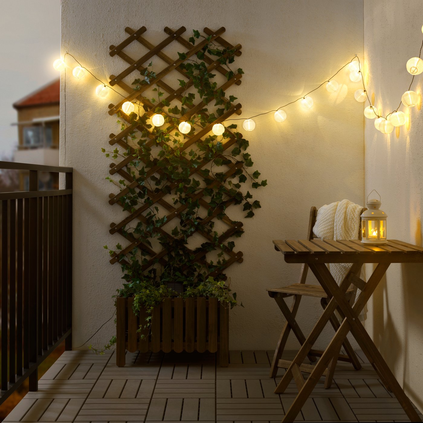 An outdoor solar-powered/ball white SOLARVET LED lighting chain with 24 lights outside