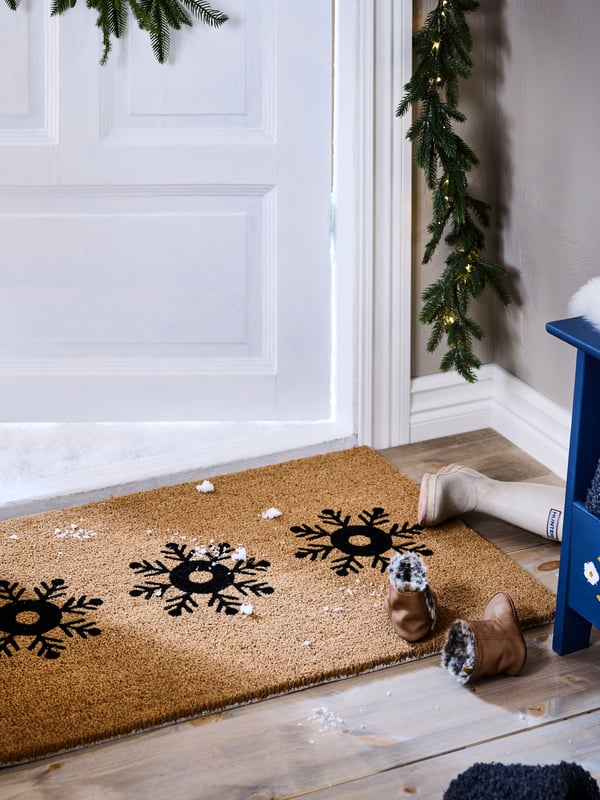An in/outdoor/pine cone  VINTERFINT artificial garland