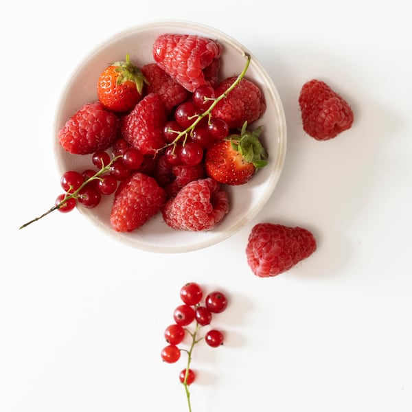 A Red berries light pink LOTSFÅGEL scented candle in glass