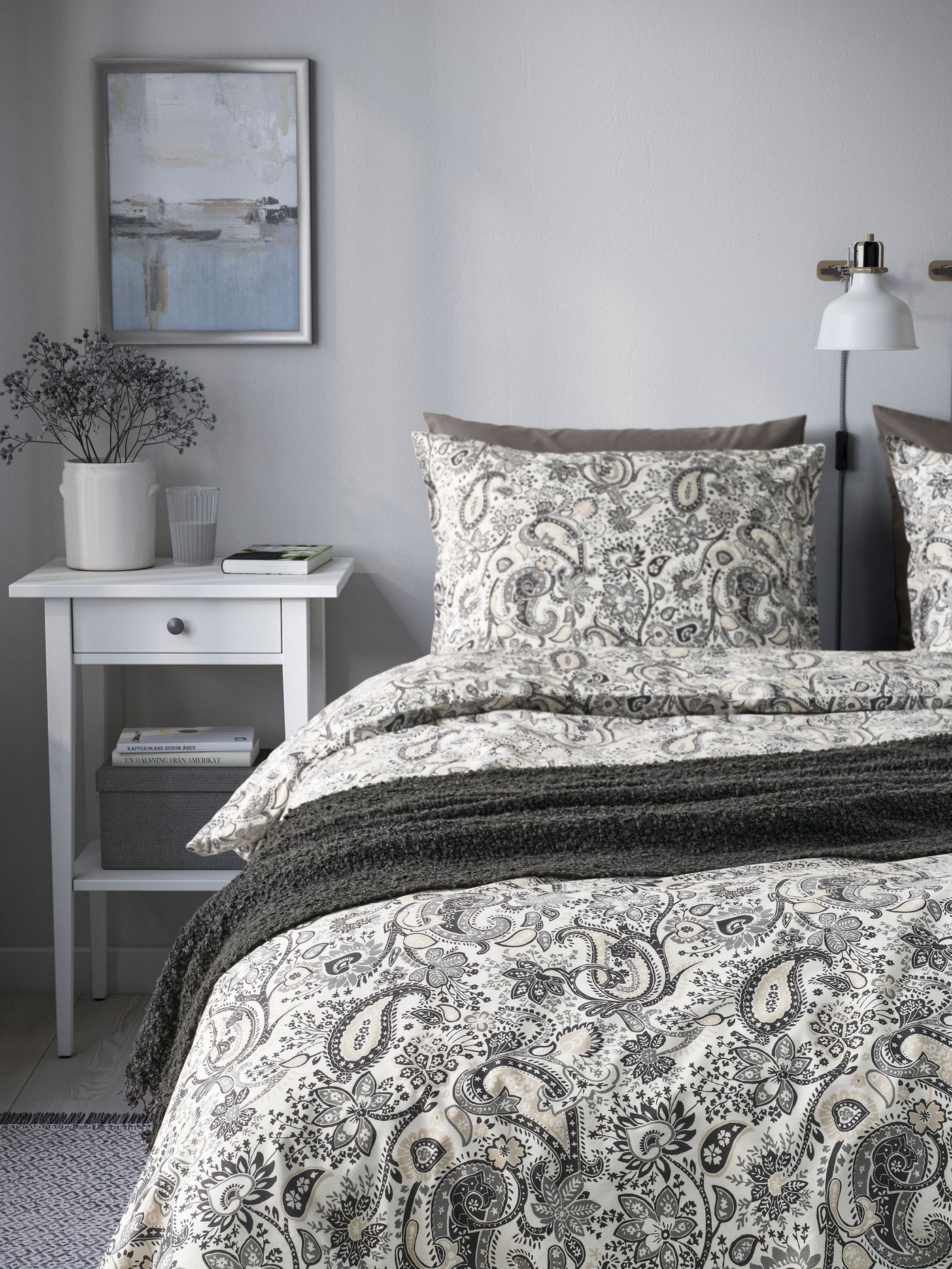 An anthracite SANDBRODD throw