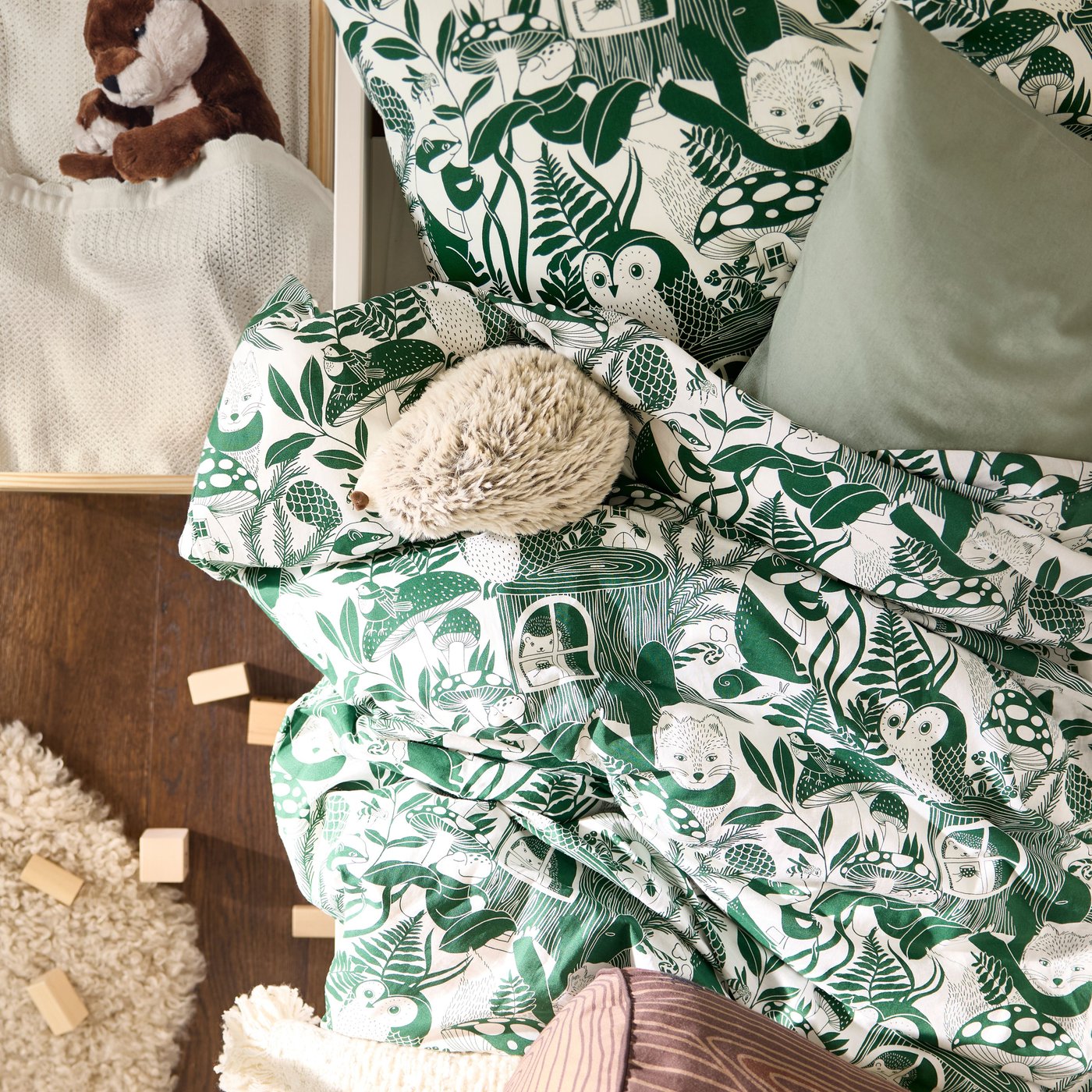 Gröna påslakan i en barnsäng.