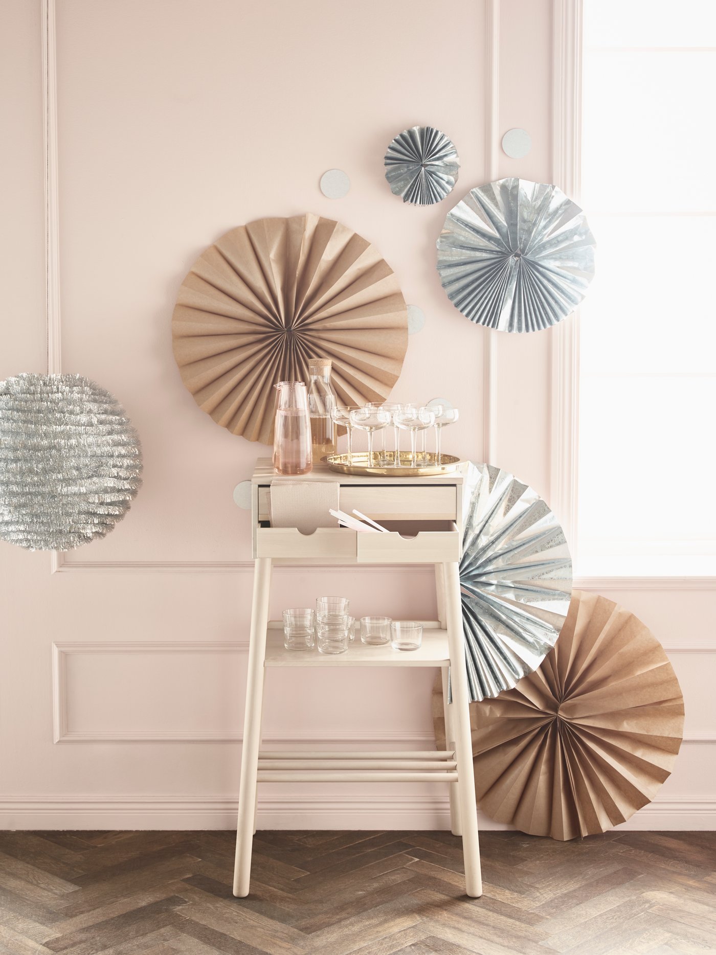 Mit GIVANDE Geschenkpapierrolle naturfarben von IKEA lassen sich schöne Faltblumen in unterschiedlichen Grössen gestalten. Sie eignen sich besonders für die Platzierung rund um den Tisch oder als Dekoration für die Getränkestation.