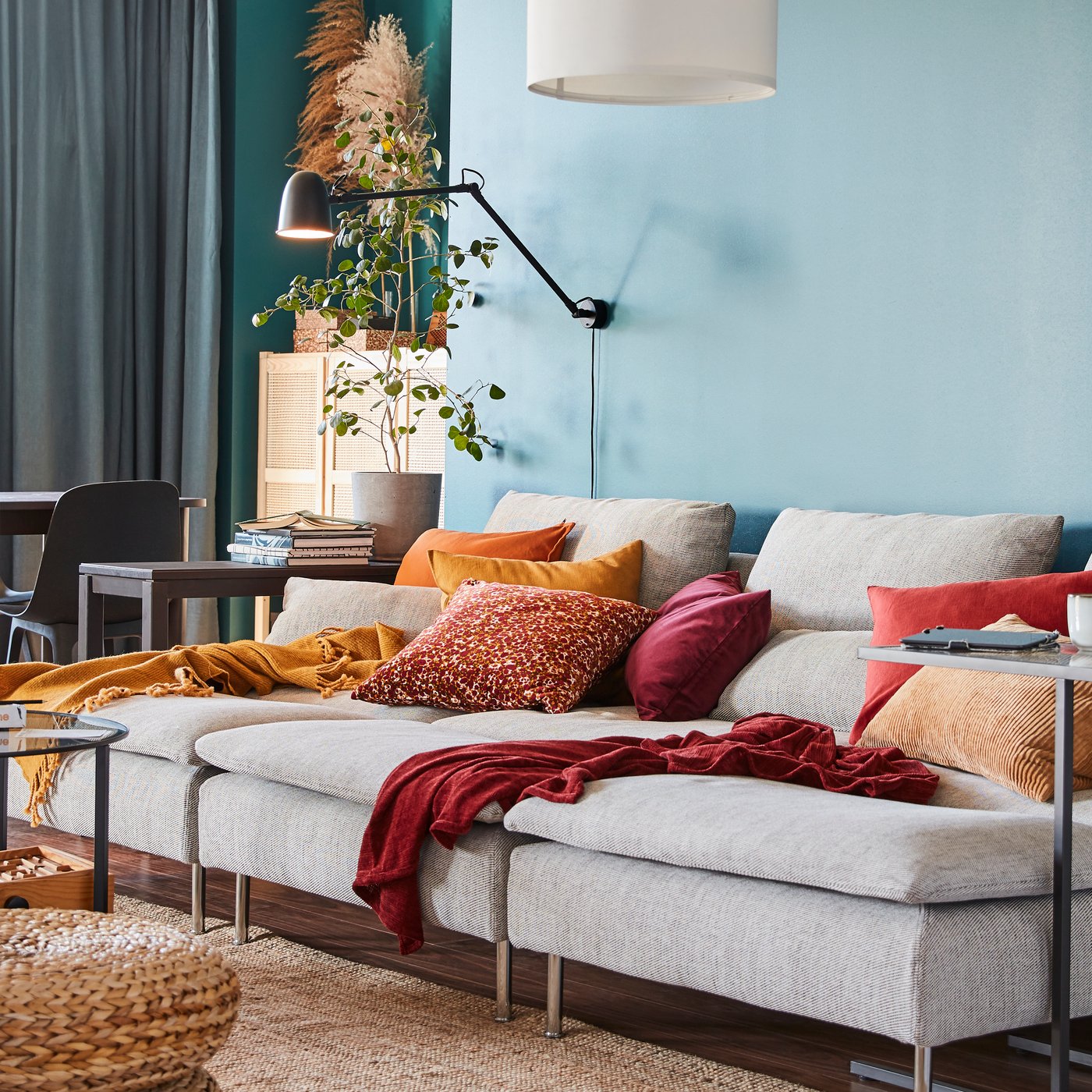 IKEA SKURUP work/wall lamp is mounted on the wall above three SÖDERHAMN chaise longues in a colourful living room.