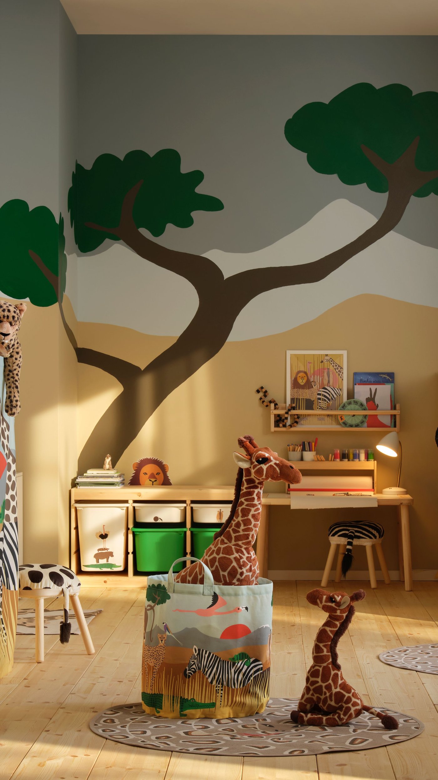 Ein SANDLÖPARE Kuscheltier in Form eines Giraffenbabys in Braun im Kinderzimmer.