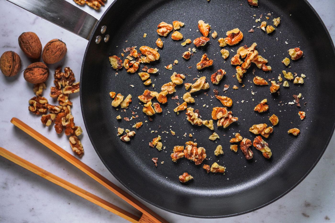 Poi tostarle in una padella a fuoco lento senza olio