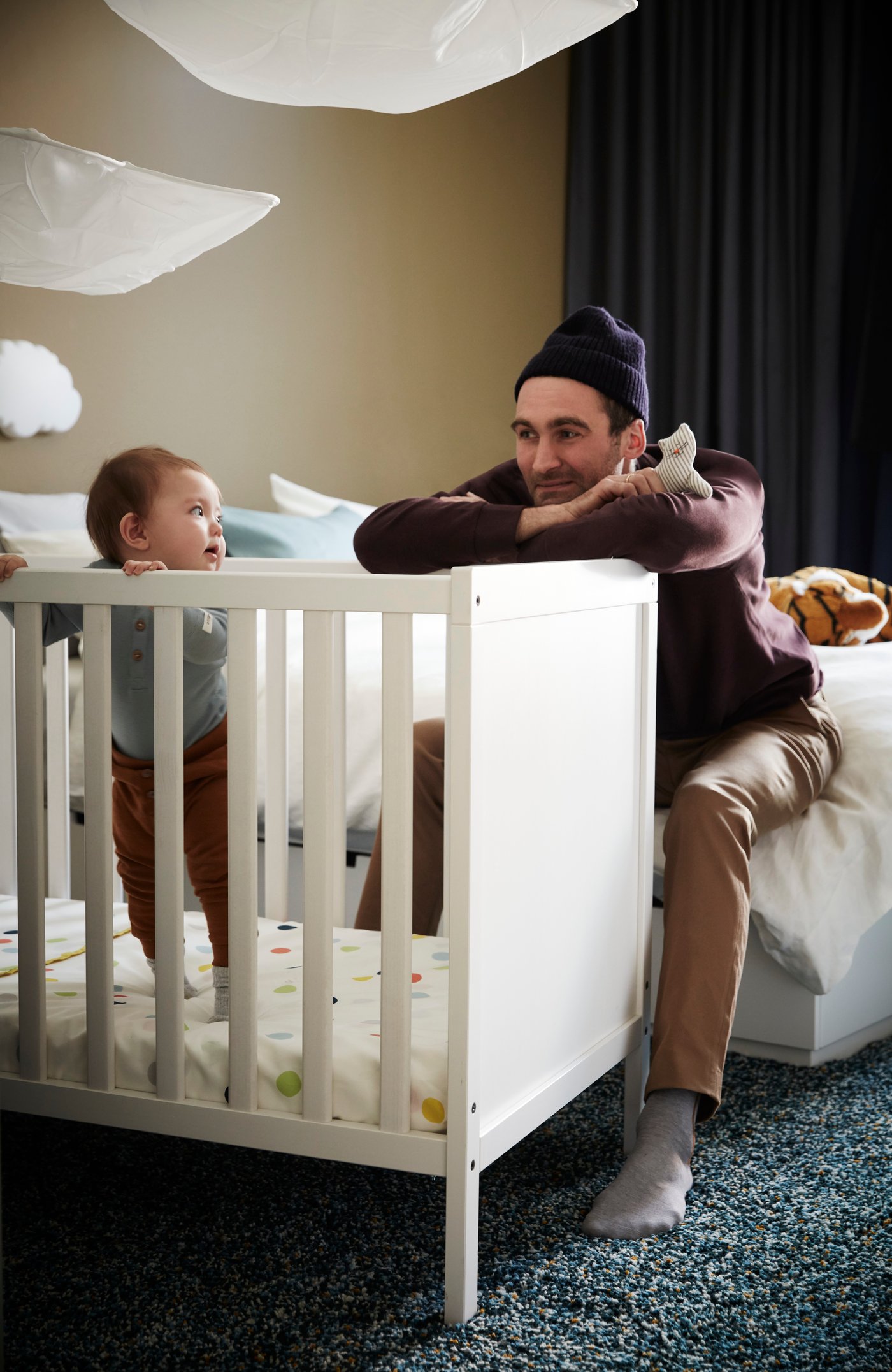 Een gestippeld/maan LENAST hoeslaken voor kinderbedje in de kinderkamer