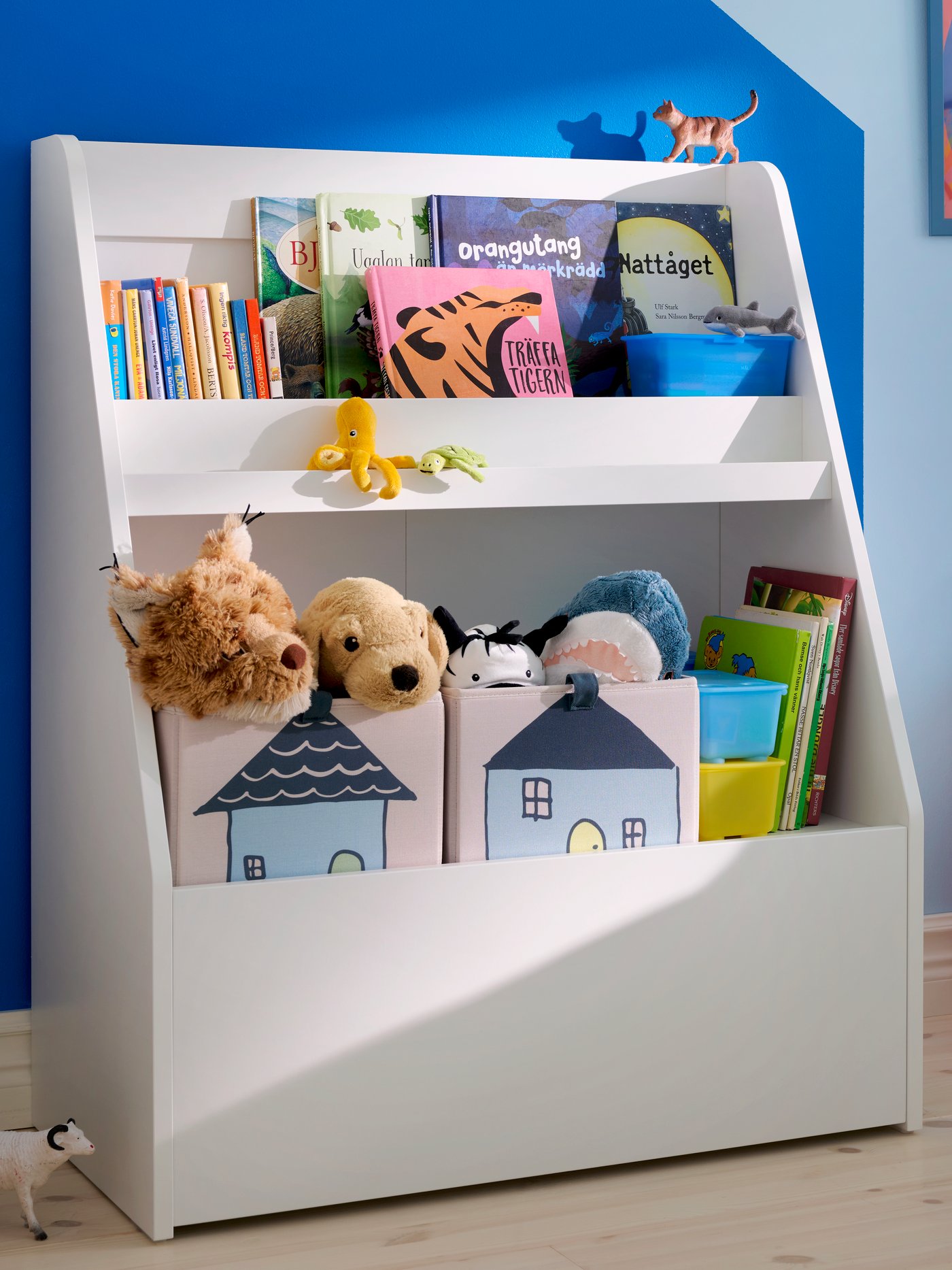 A white/rabbit battery-operated KORNSNÖ LED night light in the childrens room