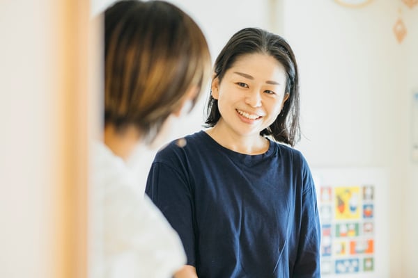 楽し気に話すユウコさん。