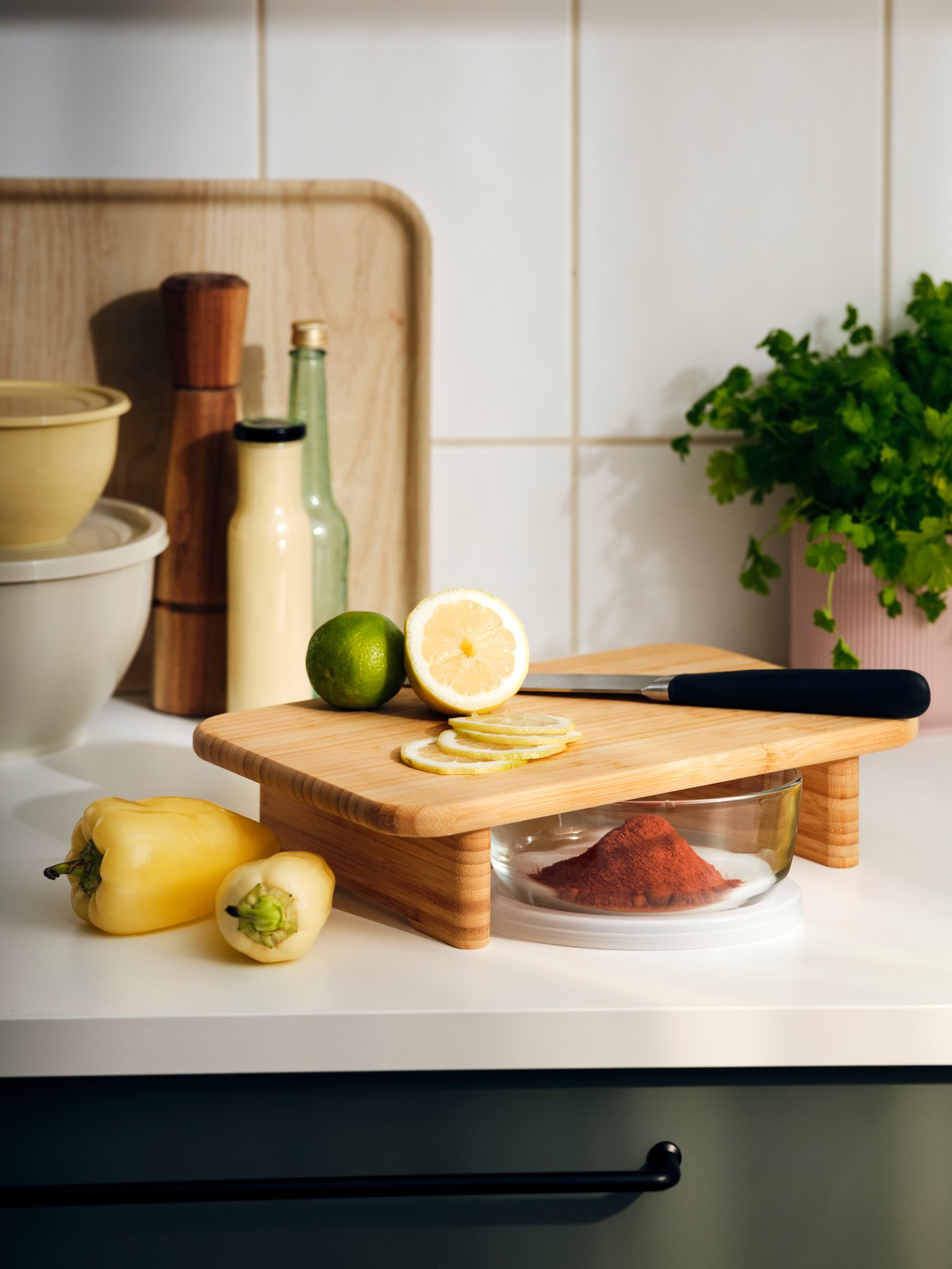 A bamboo STOLTHET chopping board