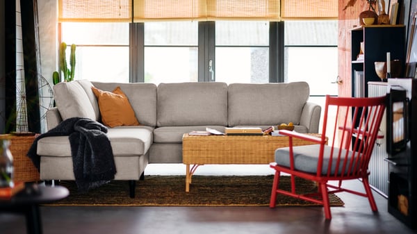 sala elegante y moderna con silla roja