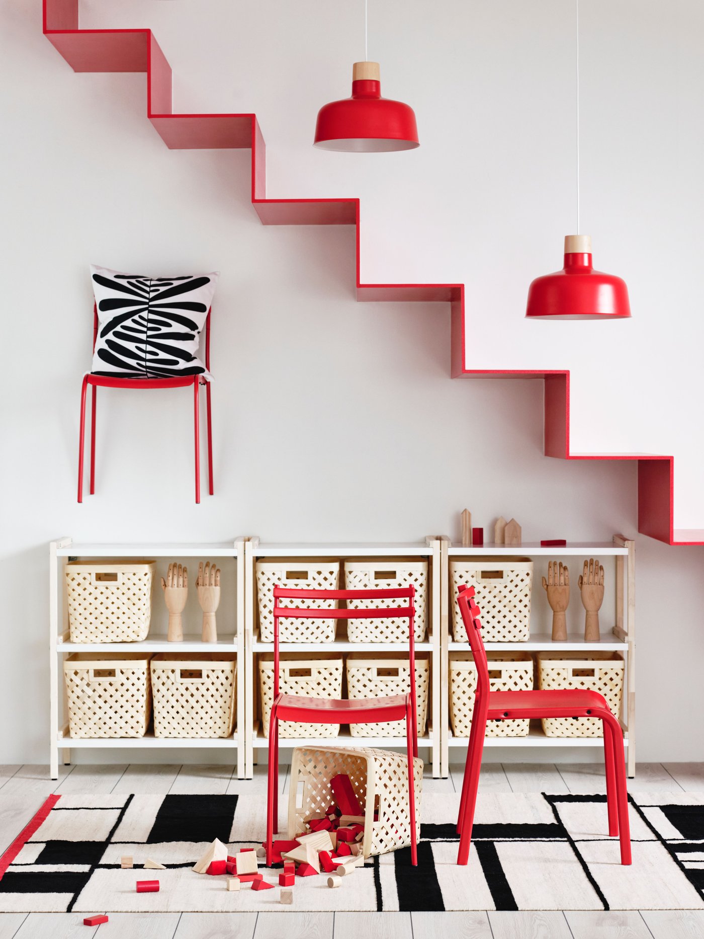 Opbergoplossingen onder rode trap.