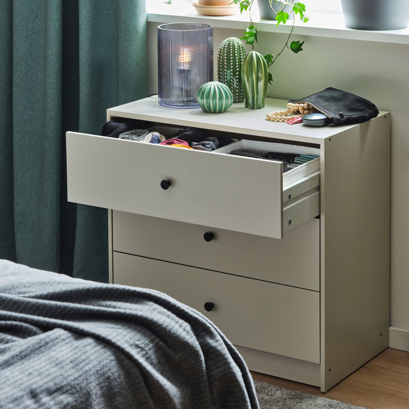 A dark grey PERSILLADE plant pot in the bedroom