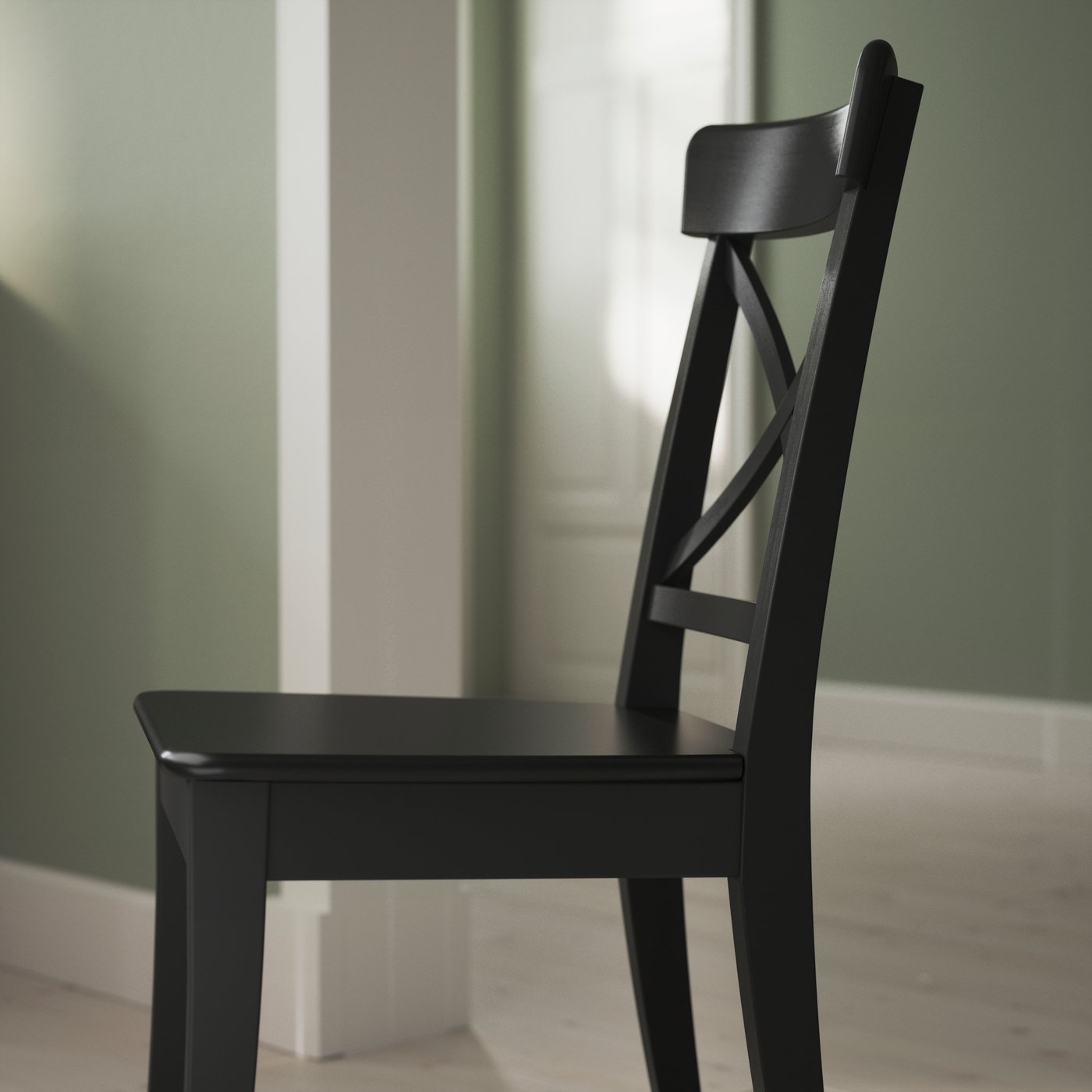 Une chaise noire ROSENTORP