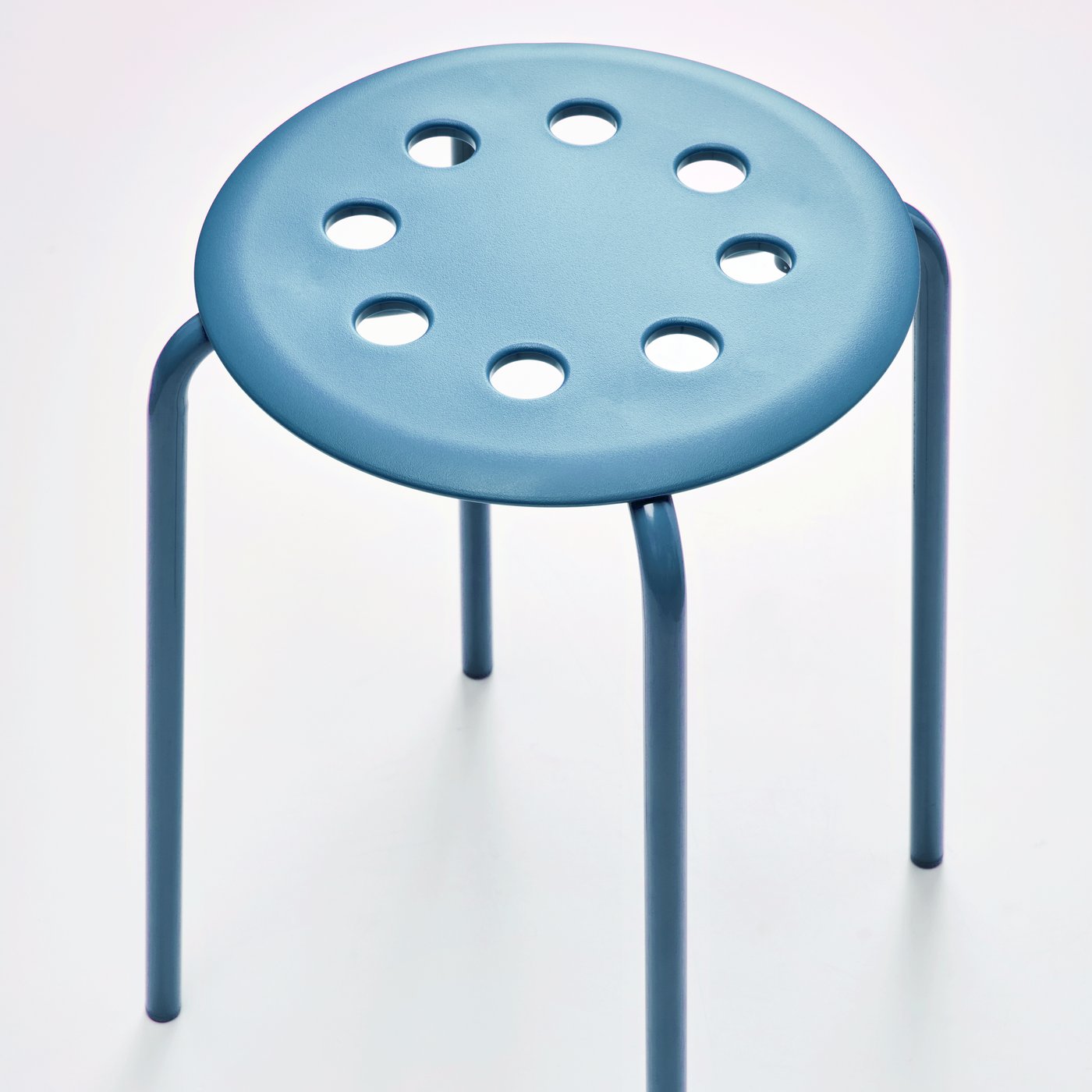 שרפרף MARIUS כחול עם מושב מעוגל ושמונה חורים לאוורור ניצב על ארבע רגליים על רקע בהיר.