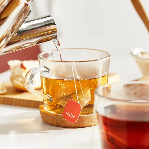 FLÖJT teas in a glass mug