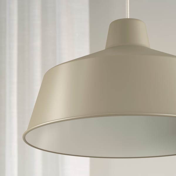 Lámpara colgante SJÖMAKT en color beige ceniza en un espacio interior.