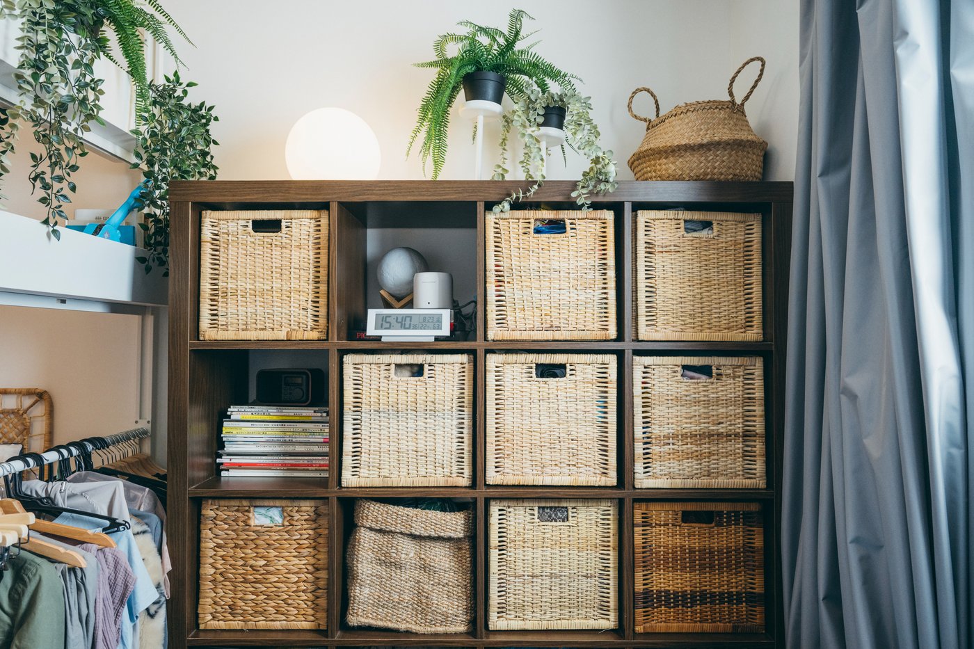 収納棚に収納ボックスが置かれている。