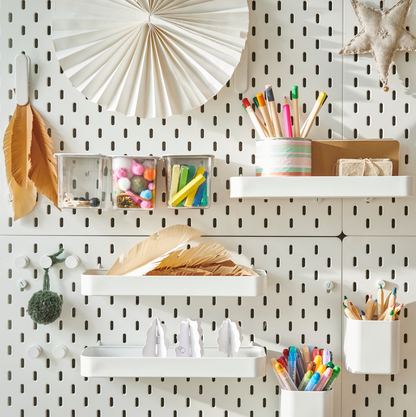 לוח יתדות SKÅDIS עם מדפים ומיכלים לאחסון נייר ועפרונות צבע