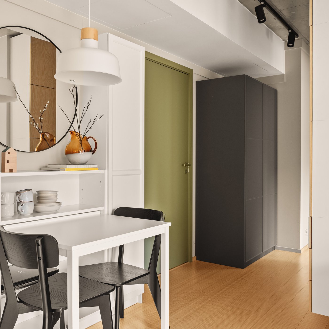 Det er et ekstra skap for yttertøy rett ved inngangsdøren pluss et skap lenger inne. 