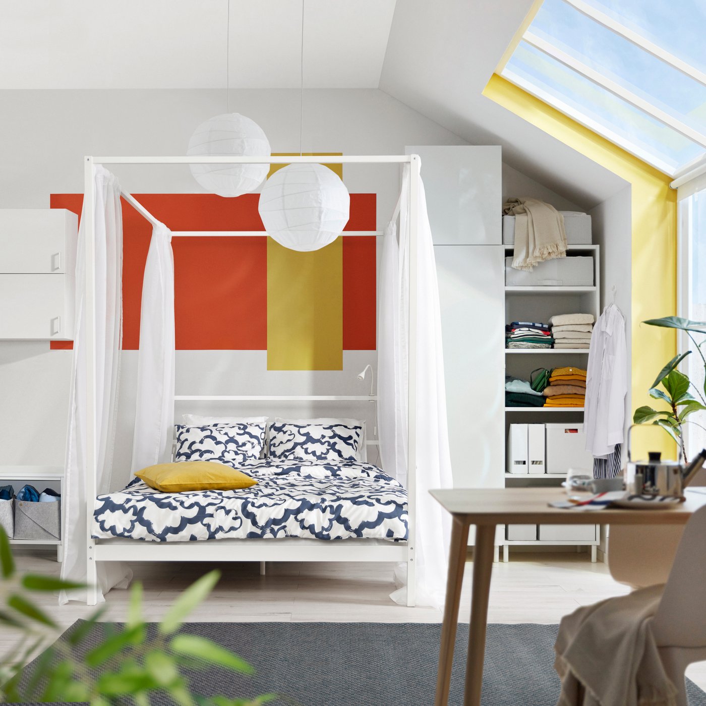 Biely kovový rám postele s baldachýnom