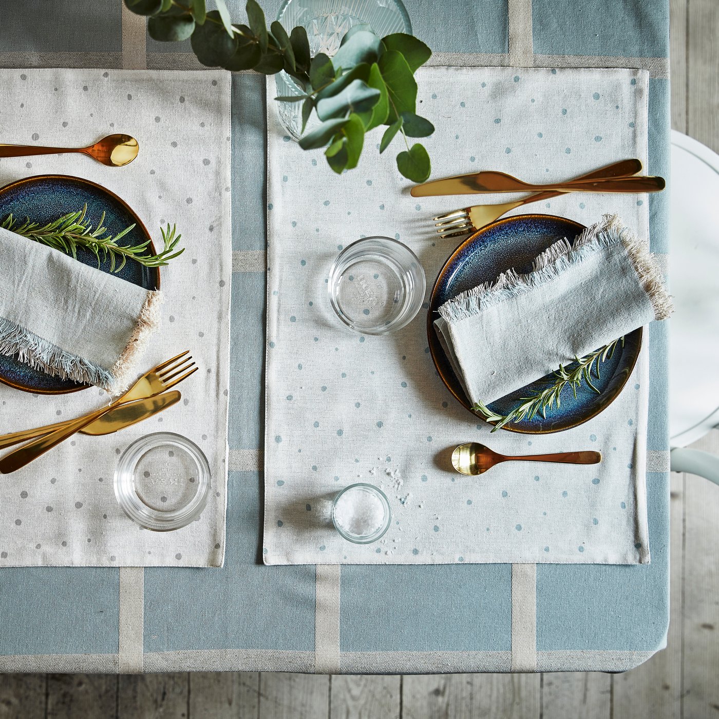 Une nappe NISSÖGA bleue