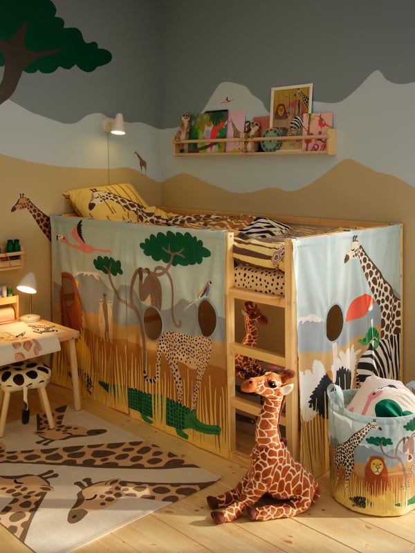 Ein Kinderzimmer mit einem KURA Kinderbett ist zu sehen