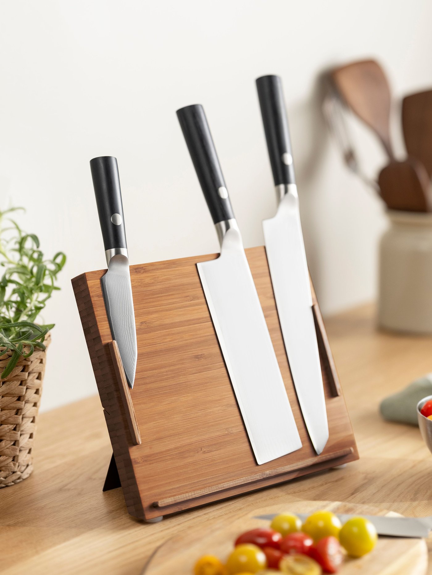 A magnetic bamboo SPJUTFISK knife holder in the kitchen