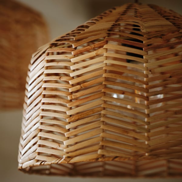 Detail of the hand-woven herringbone pattern in the rattan of a KAPPELAND pendant lampshade.