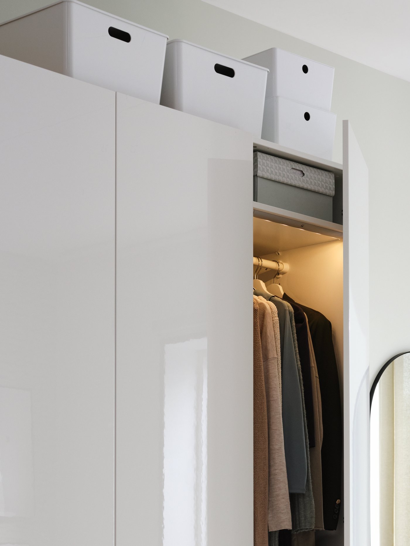 A white KUGGIS box with lid in the bedroom